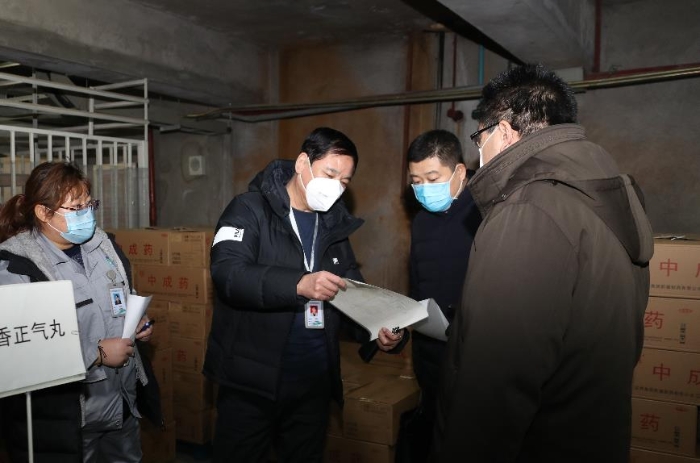 国药集团新疆制药有限公司检查藿香正气丸的生产储备情况。（马少宾 